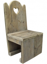 Kinderstoel van steigerhout  met een hartje