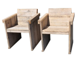 Eettafel stoel met een schuine rug leuning van steigerhout