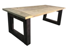 Industriële tafel met een dikke steigerplanken blad en een stalen Trapezium onderstel (KOPS)