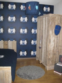 Natalie de Kok - kledingkast en bed van oud steigerhout