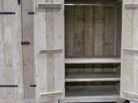 Kledingkast van oud steigerhout met 2 brede schappen en 1 breed hang gedeelte afm: B90xD50xH180cm (voorraad magazijn artikel)