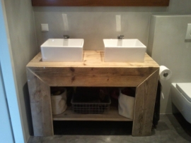 Daphne Blank - badkamer meubel van oud steigerhout