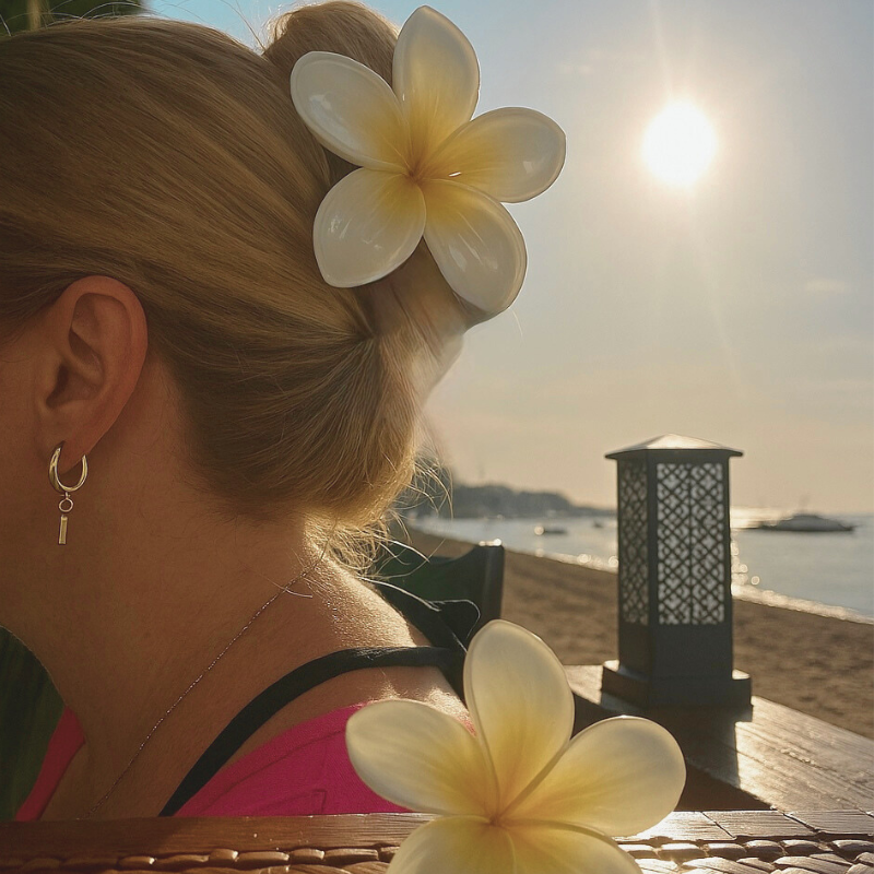 Frangipani Flower Clips – Tropische Haaraccessoires
