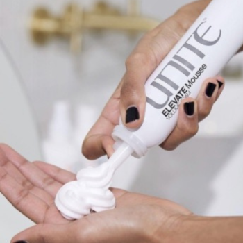 De unite Elevate mousse een perfecte blow out