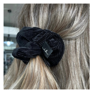 Inspiratie Invisibobble Sprunchie in de kleur Dusk Till Dawn (zwart) in blond haar