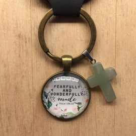 Ronde sleutelhanger met kruisje 'Fearfully and wonderfully made'