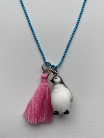 Pinguïn 1 ketting aqua blauw met fel roze kwastje