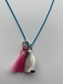 Pinguïn 2 ketting aqua blauw met fel roze kwastje