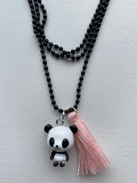 Panda ketting zwart met licht roze kwastje
