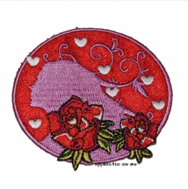strijkapplicatie roze dame op rode ovalen ondergrond met rozen