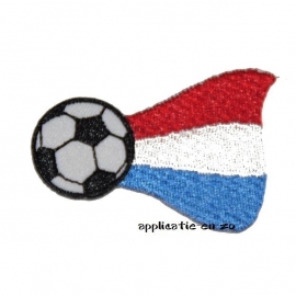 strijkapplicatie voetbal met Hollandse vlag er achter