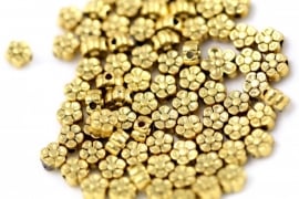 Lief klein bloemenkraaltje antiek goud 5mm per 10 gram ongeveer 35 stuks