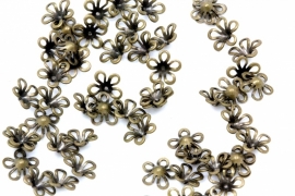 Bronze Filigree Flower Beadcaps met gaatjes op de blaadjes 6.5mm per 3 gram ongeveer 50 stuks
