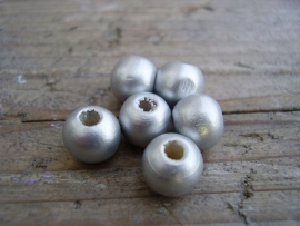 Kleine houten kraaltjes lichtzilverkleur  8 mm per 10 stuks