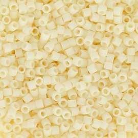 DBS0352 Miyuki Delica 15/0 Matte Cream Opaque, per 2 of 5 gram, vanaf