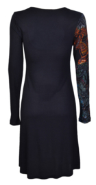 Surkana zwarte jurk met kleurrijke print