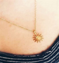 Wens ster goudkleurig aan ketting, op cadeaukaartje