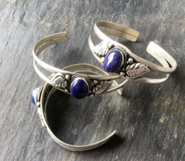 Tibetaans zilveren open armband met Lapis Lazuli