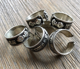 Tibetaanse ring met Mantra en Lotus