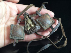 Oud Tibetaans bronzen amulet in leer van yak