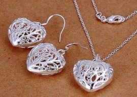 Hartjes ketting en oorbellen