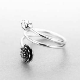 Lotus ring van zilver, met elegant wikkeleffect