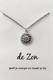 De Zon verzilverd hangertje aan ketting, op cadeaukaartje