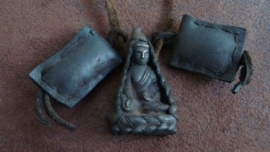 Oud Tibetaans bronzen amulet in leer van yak