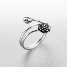 Lotus ring van zilver, met elegant wikkeleffect