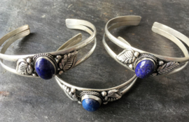 Tibetaans zilveren open armband met Lapis Lazuli