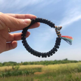 Tibetaanse armband met mantrakralen van kokosnoot