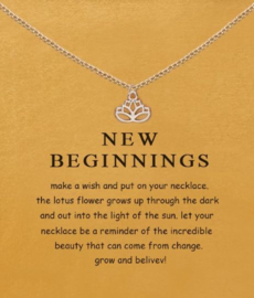 Lotus zilverkleurig aan ketting, op cadeaukaartje