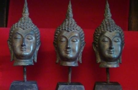 Bronzen Boeddha hoofdje op sokkel