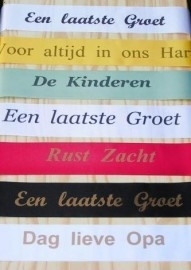 Twee slips kleur licht blauw met gouden opdruk.