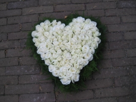 Hart 3 met witte rozen (40 cm)