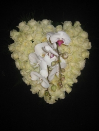 Hart 6 met witte rozen en orchidee (40 cm)