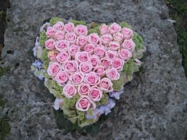 Hart 2 met roze rozen (40 cm)
