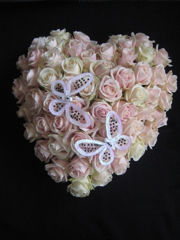 Hart 7 met roze rozen en vlinder (40 cm)