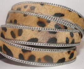 Leopard met zilveren schakelketting