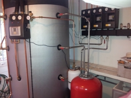 Installeren compleet  zone systeem met zonneboiler in meer gezinswoning te Hillegom