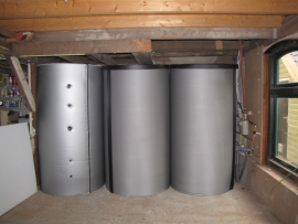 Hout cv ketel en buffer levering