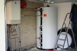 zonneboiler voor sanitair warmwater en verwarmingsondersteuning in het voor en najaar