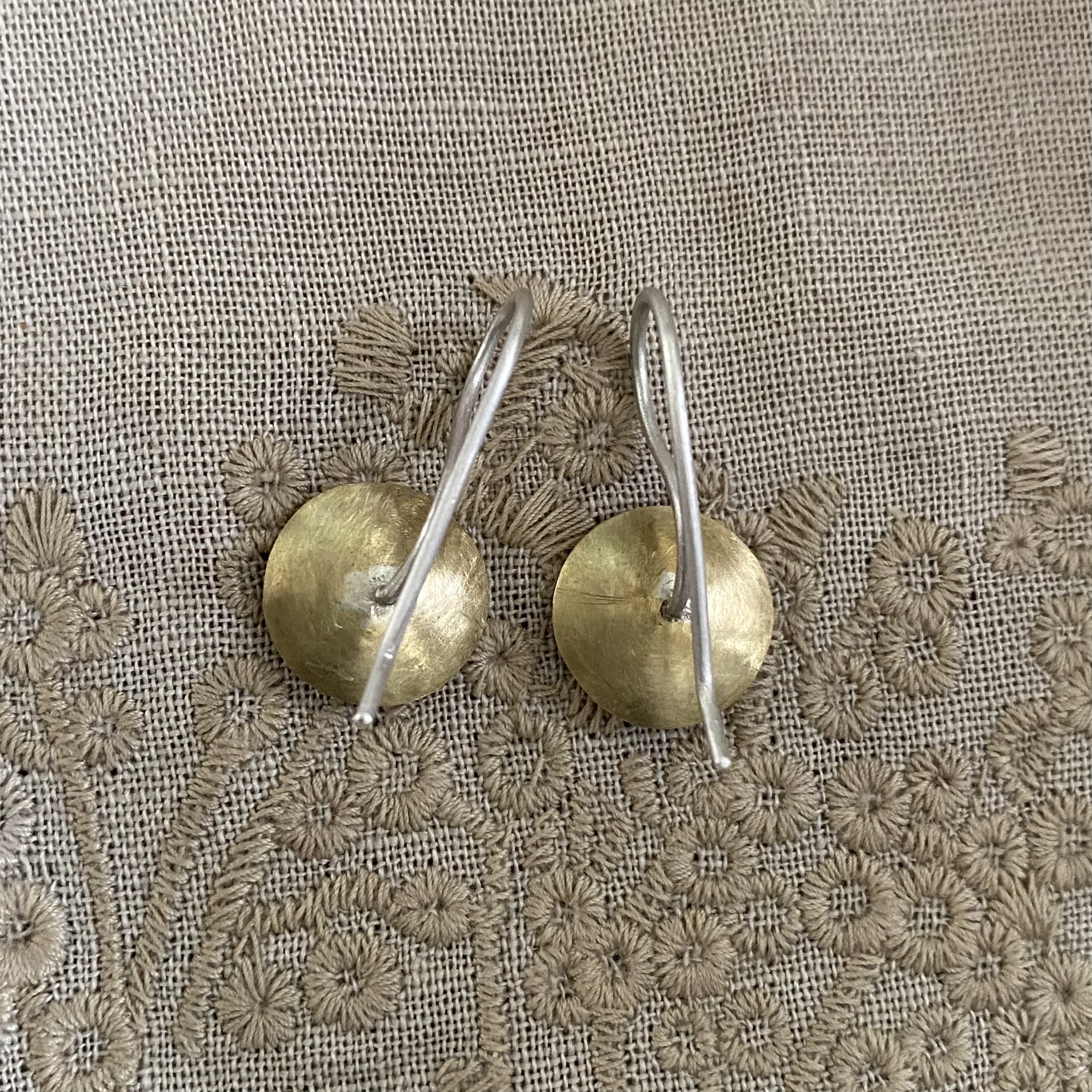 Aya oorbellen - zilver, koper en messing