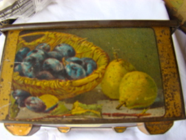 Oude koektrommel met een slotje en afbeeldingen van fruit VERKOCHT
