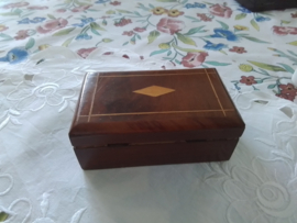 Oud en antiek ingelegd mahonie houten sieradendoosje.