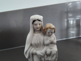 Mariabeeld met kindje Jezus.