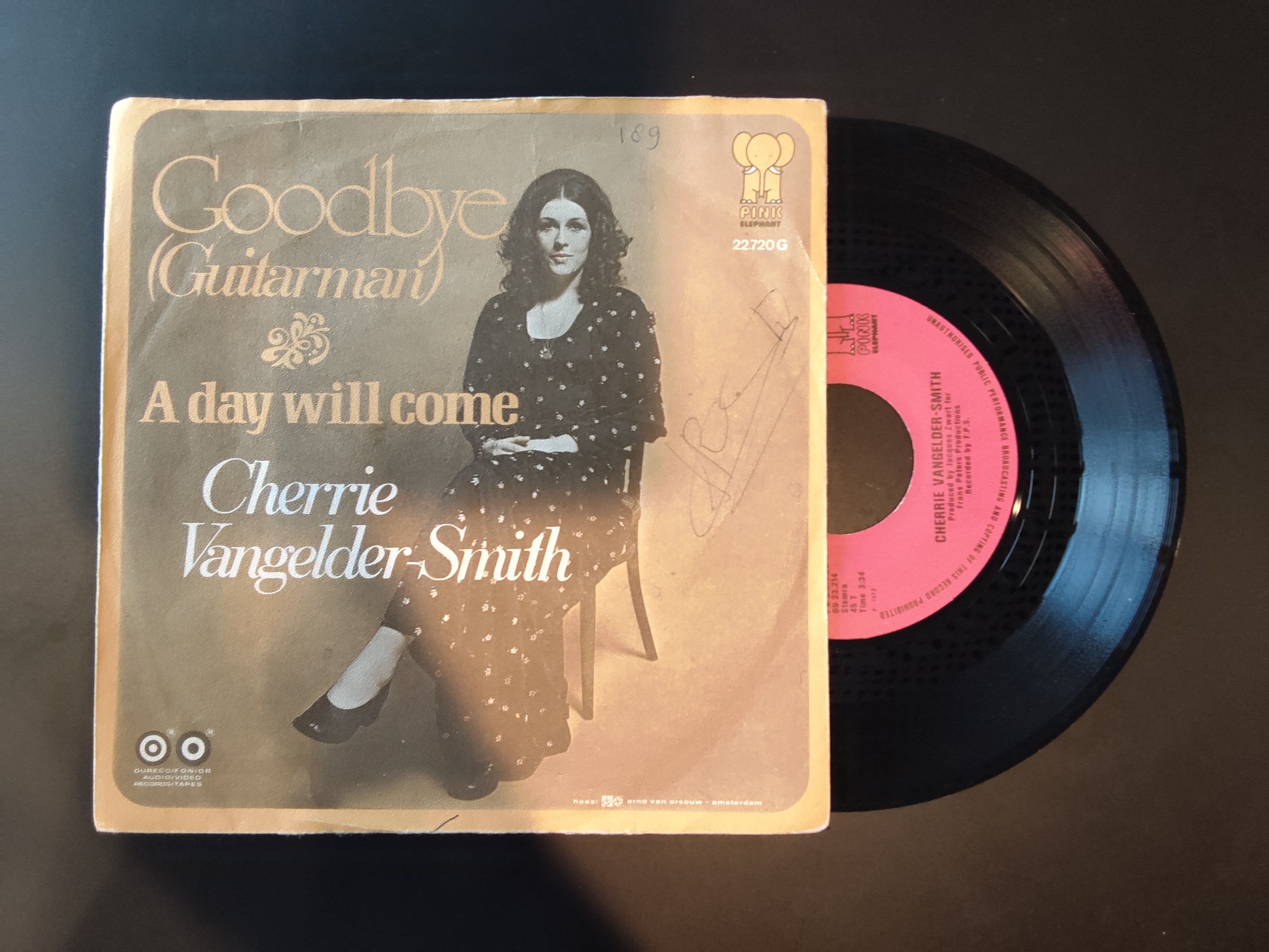 Cherrie van Gelder-Smith met Goodbye 1973 Single nr S20257022
