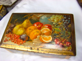 Oude koektrommel met een slotje en afbeeldingen van fruit VERKOCHT