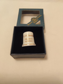 Hummel vingerhoed porcelein jongen met blauwe paraplu 2,5cm hoog jaar 2006