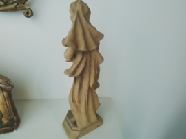 Oud en antiek Maria beeld met kindeke Jezus houtsnijwerk.